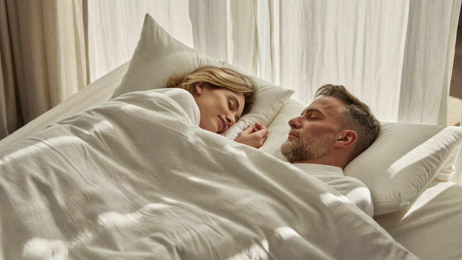 Par som sover rolig ved siden av hverandre i samme seng
