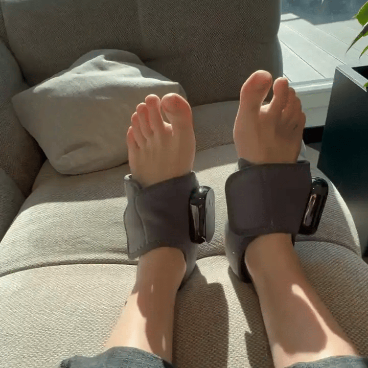 To føtter med hver sin wrap i sofaen