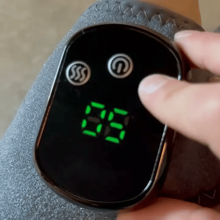 En finger som trykker på tastene i LCD-panelet